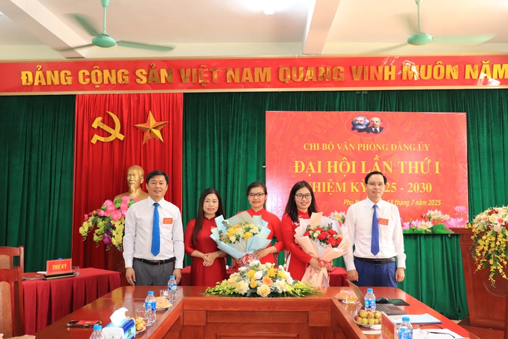 Chi bộ Văn phòng Đảng ủy xã Phú Nghĩa tổ chức thành công Đại hội lần thứ nhất, nhiệm kỳ 2025 – 2030

- Ảnh 1.