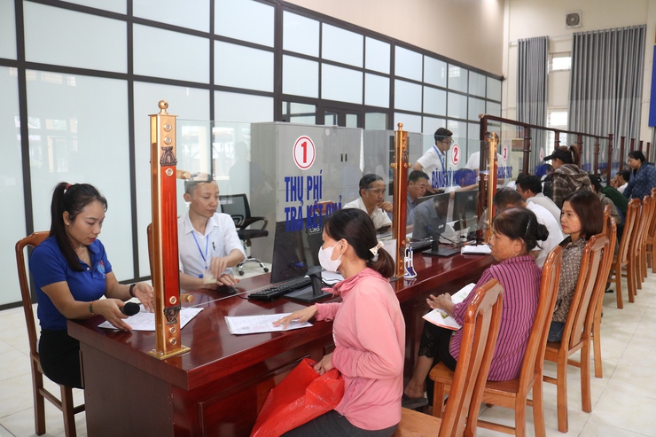 Điểm phục vụ hành chính công xã Hòa Phú áp dụng linh hoạt “online và thủ công. - Ảnh 1.