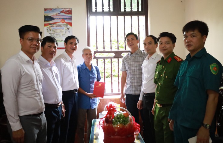 Lãnh đạo xã Minh Châu thăm, tặng quà Mẹ liệt sĩ và các đồng chí nguyên lãnh đạo xã nhân dịp 27/7- Ảnh 6.