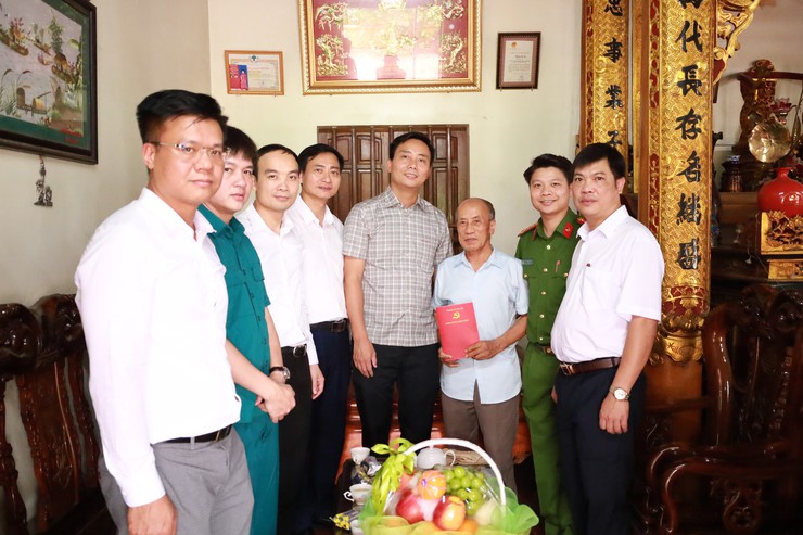 Lãnh đạo xã Minh Châu thăm, tặng quà Mẹ liệt sĩ và các đồng chí nguyên lãnh đạo xã nhân dịp 27/7- Ảnh 5.