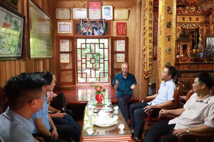 Lãnh đạo xã Minh Châu thăm, tặng quà Mẹ liệt sĩ và các đồng chí nguyên lãnh đạo xã nhân dịp 27/7- Ảnh 3.