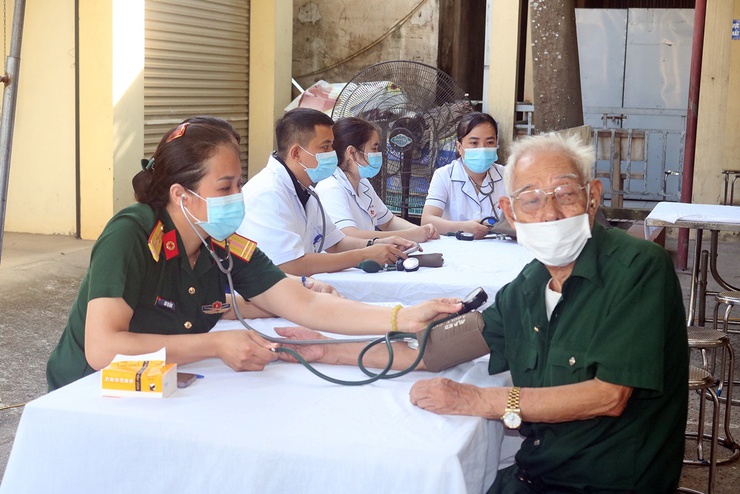 Khám sức khoẻ, tri ân người có công với cách mạng nhân dịp kỷ niệm ngày Thương binh Liệt sỹ 27/7 ở xã Xuân Mai- Ảnh 2.