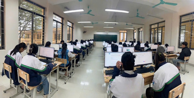 TRƯỜNG THPT LƯU HOÀNG ĐẠT TỶ LỆ 100% HỌC SINH ĐỖ TỐT NGHIỆP TRONG KỲ THI TỐT NGHIỆP NĂM 2025- Ảnh 4.