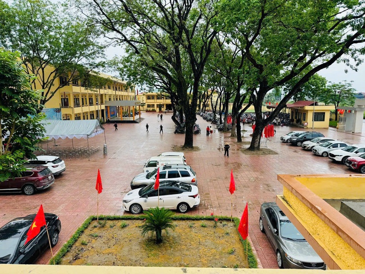 TRƯỜNG THPT LƯU HOÀNG ĐẠT TỶ LỆ 100% HỌC SINH ĐỖ TỐT NGHIỆP TRONG KỲ THI TỐT NGHIỆP NĂM 2025- Ảnh 1.