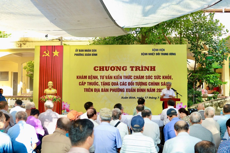 Phường Xuân Đỉnh tổ chức khám, cấp thuốc miễn phí cho người có công nhân dịp 27/7- Ảnh 1.