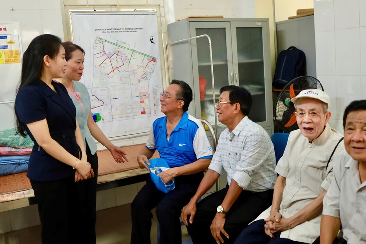 Phường Xuân Đỉnh tổ chức khám, cấp thuốc miễn phí cho người có công nhân dịp 27/7- Ảnh 7.