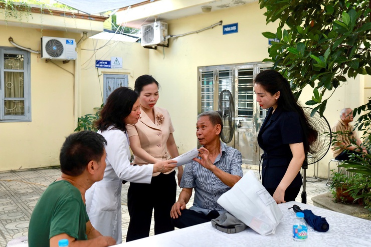 Phường Xuân Đỉnh tổ chức khám, cấp thuốc miễn phí cho người có công nhân dịp 27/7- Ảnh 8.