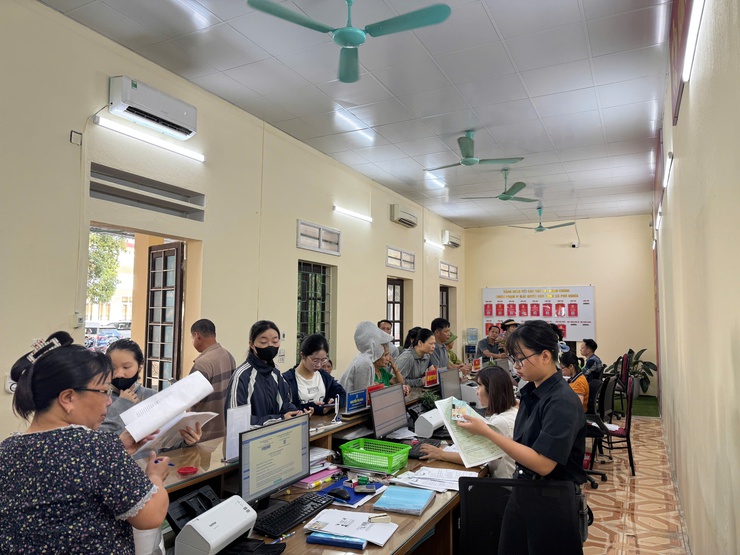 Điểm phục vụ hành chính công xã Phú Nghĩa tiếp nhận tổng số 245 hồ sơ trong ngày 18/7/2025- Ảnh 1.