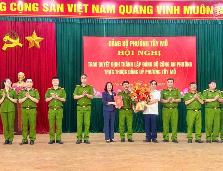 Đảng bộ phường Tây Mỗ tổ chức Hội nghị trao Quyết định thành lập Đảng bộ Công an phường và giao nhiệm vụ cho cán bộ diện Ban Thường vụ Đảng ủy quản lý- Ảnh 1.