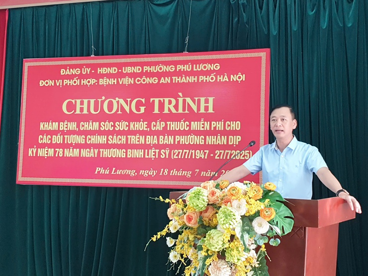 Phường Phú Lương phối hợp với bệnh viện Công an Thành phố khám bệnh, cấp thuốc miễn phí cho 431 đối tượng chính sách  - Ảnh 1.