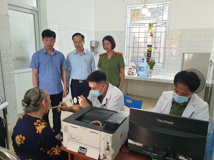 Phường Phú Lương phối hợp với bệnh viện Công an Thành phố khám bệnh, cấp thuốc miễn phí cho 431 đối tượng chính sách  - Ảnh 2.