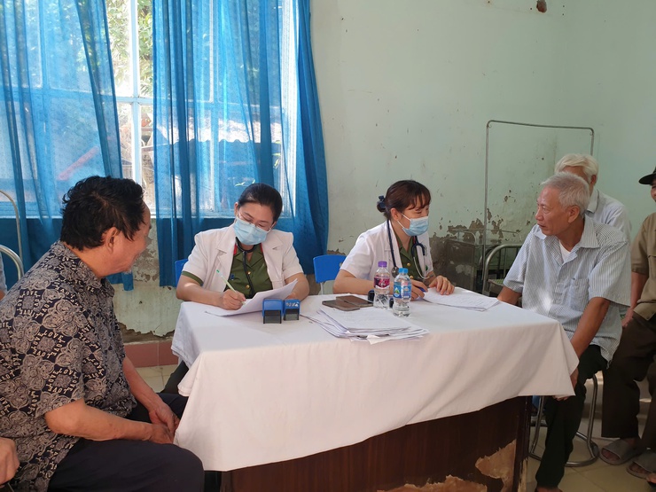Phường Phú Lương phối hợp với bệnh viện Công an Thành phố khám bệnh, cấp thuốc miễn phí cho 431 đối tượng chính sách  - Ảnh 3.