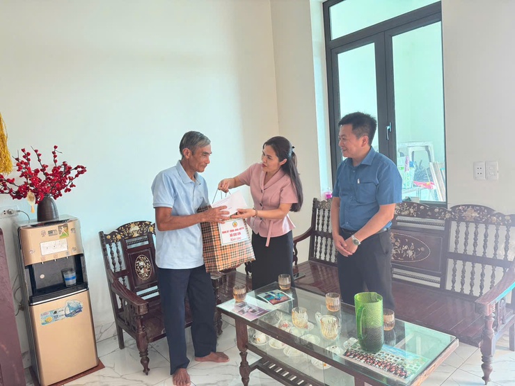 ĐỒNG CHÍ LÊ THỊ HỒNG GIANG – TVĐU, CHỦ NHIỆM ỦY BAN KIỂM TRA THĂM, TẶNG QUÀ GIA ĐÌNH CHÍNH SÁCH, NGƯỜI CÓ CÔNG - Ảnh 2.