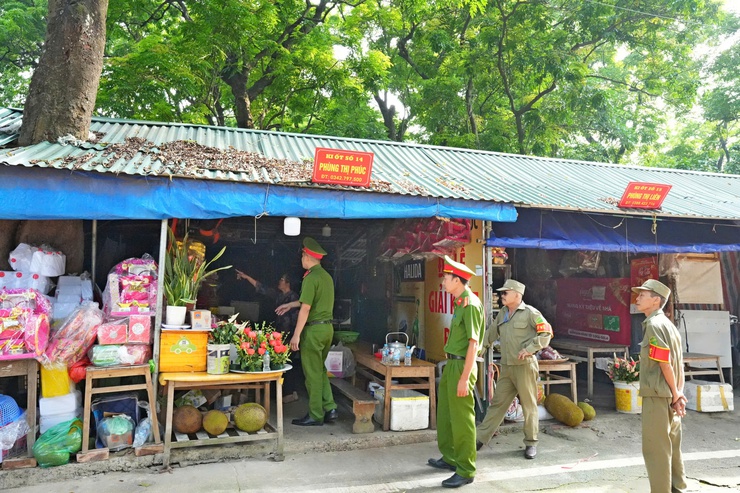 Phường Sơn Tây ra quân vệ sinh môi trường các điểm di tích trên địa bàn- Ảnh 1.
