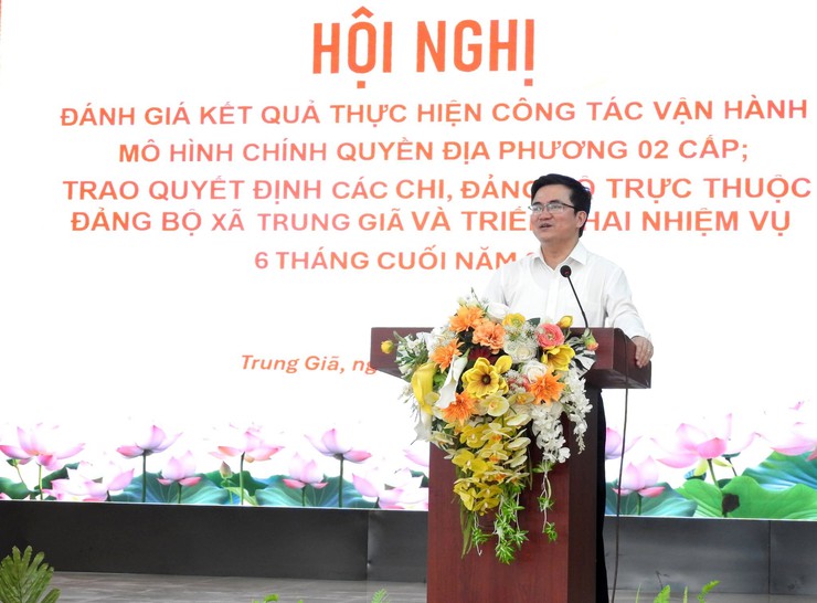 ĐẢNG BỘ TRUNG GIÃ TRAO QUYẾT ĐỊNH THÀNH LẬP CÁC CHI, ĐẢNG BỘ TRỰC THUỘC VÀ ĐÁNH GIÁ KẾT QUẢ CÔNG TÁC VẬN HÀNH MÔ HÌNH CHÍNH QUYỀN ĐỊA PHƯƠNG 02 CẤP - Ảnh 8.