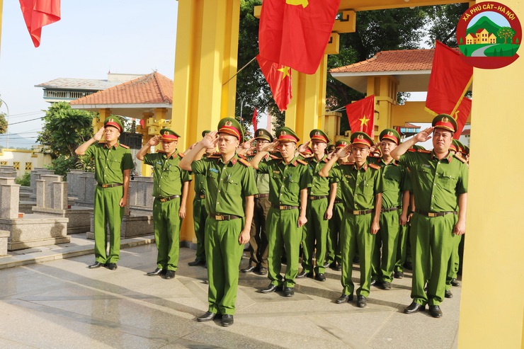 Công an xã Phú Cát tổ chức dâng hương tại các nghĩa trang liệt sỹ nhân kỷ niệm 78 năm ngày thương binh – liệt sỹ (27/7/1947 – 27/7/2025)

- Ảnh 1.