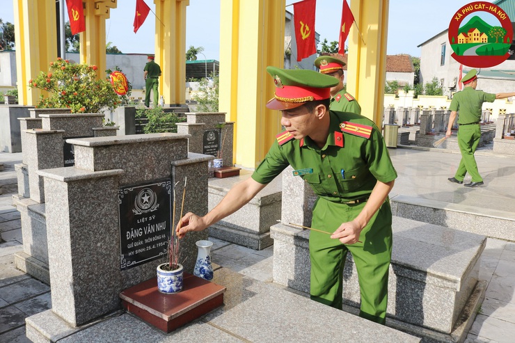 Công an xã Phú Cát tổ chức dâng hương tại các nghĩa trang liệt sỹ nhân kỷ niệm 78 năm ngày thương binh – liệt sỹ (27/7/1947 – 27/7/2025)

- Ảnh 10.