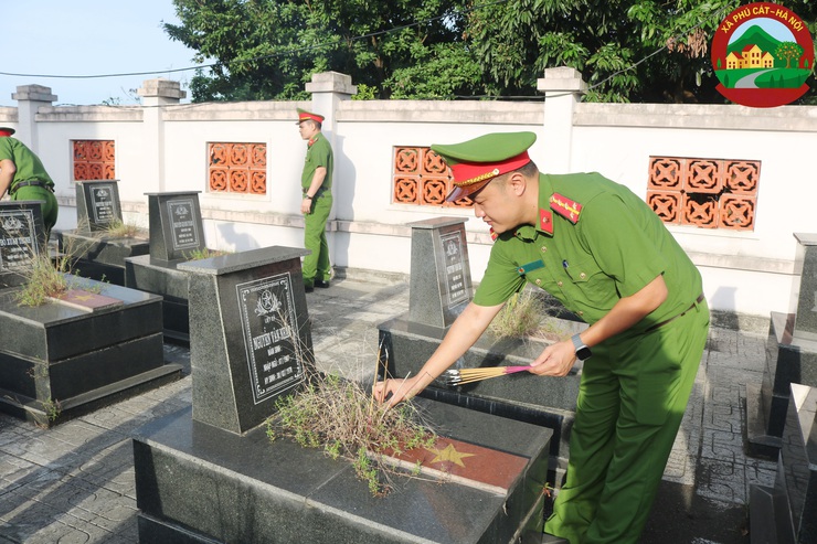 Công an xã Phú Cát tổ chức dâng hương tại các nghĩa trang liệt sỹ nhân kỷ niệm 78 năm ngày thương binh – liệt sỹ (27/7/1947 – 27/7/2025)

- Ảnh 11.