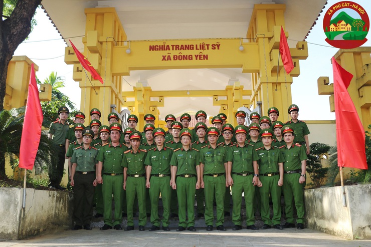 Công an xã Phú Cát tổ chức dâng hương tại các nghĩa trang liệt sỹ nhân kỷ niệm 78 năm ngày thương binh – liệt sỹ (27/7/1947 – 27/7/2025)

- Ảnh 14.