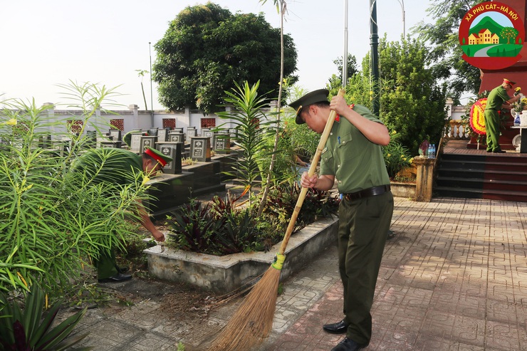 Công an xã Phú Cát tổ chức dâng hương tại các nghĩa trang liệt sỹ nhân kỷ niệm 78 năm ngày thương binh – liệt sỹ (27/7/1947 – 27/7/2025)

- Ảnh 15.