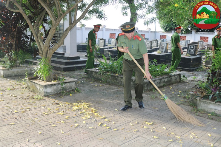 Công an xã Phú Cát tổ chức dâng hương tại các nghĩa trang liệt sỹ nhân kỷ niệm 78 năm ngày thương binh – liệt sỹ (27/7/1947 – 27/7/2025)

- Ảnh 16.