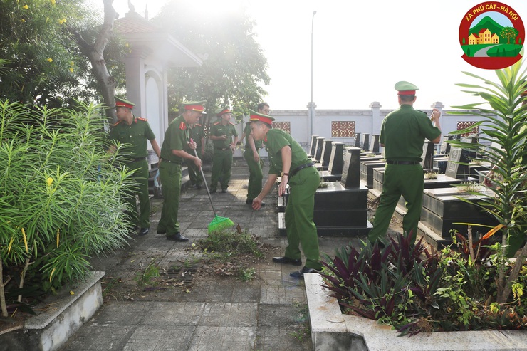 Công an xã Phú Cát tổ chức dâng hương tại các nghĩa trang liệt sỹ nhân kỷ niệm 78 năm ngày thương binh – liệt sỹ (27/7/1947 – 27/7/2025)

- Ảnh 18.