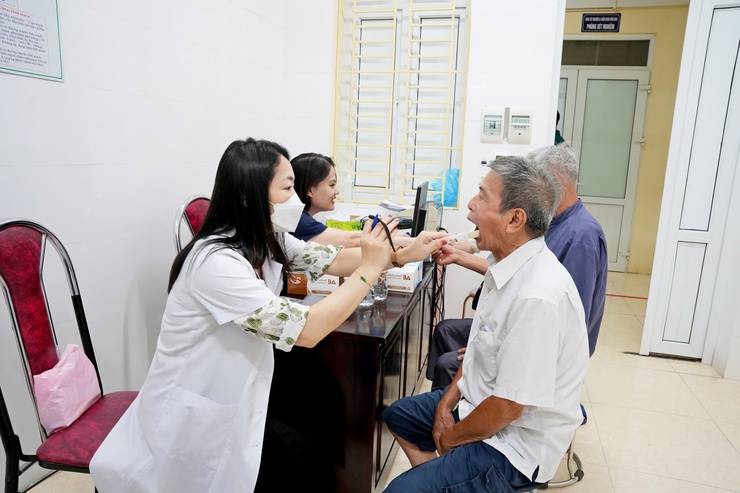 Sơn Tây tổ chức khám bệnh, tặng quà cho các đối tượng chính sách, người có công- Ảnh 3.
