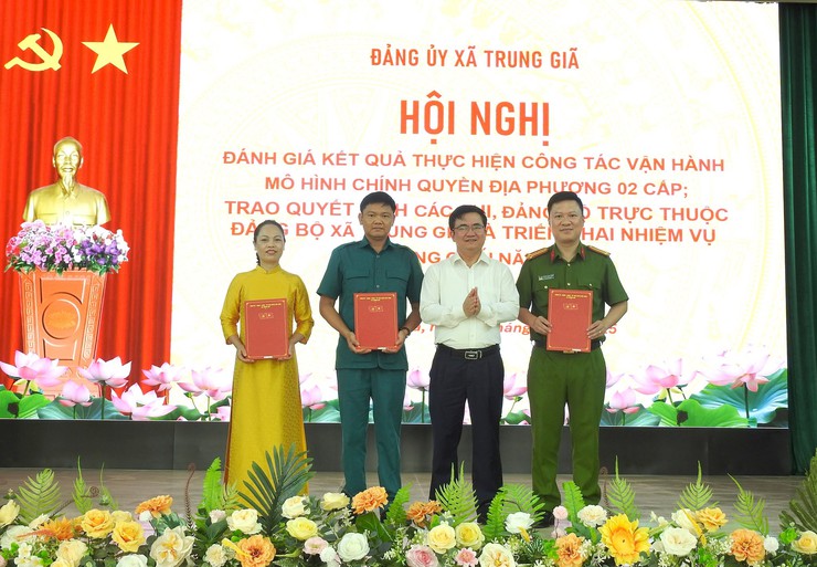 ĐẢNG BỘ TRUNG GIÃ TRAO QUYẾT ĐỊNH THÀNH LẬP CÁC CHI, ĐẢNG BỘ TRỰC THUỘC VÀ ĐÁNH GIÁ KẾT QUẢ CÔNG TÁC VẬN HÀNH MÔ HÌNH CHÍNH QUYỀN ĐỊA PHƯƠNG 02 CẤP - Ảnh 2.