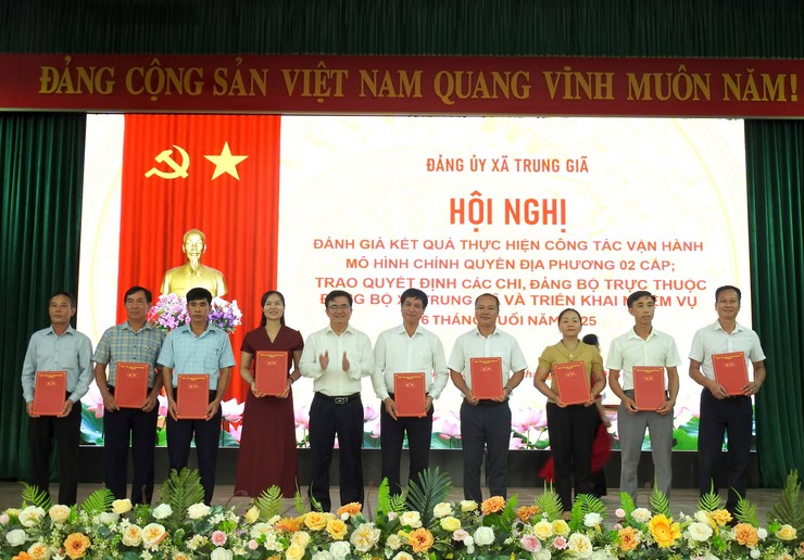 ĐẢNG BỘ TRUNG GIÃ TRAO QUYẾT ĐỊNH THÀNH LẬP CÁC CHI, ĐẢNG BỘ TRỰC THUỘC VÀ ĐÁNH GIÁ KẾT QUẢ CÔNG TÁC VẬN HÀNH MÔ HÌNH CHÍNH QUYỀN ĐỊA PHƯƠNG 02 CẤP - Ảnh 3.