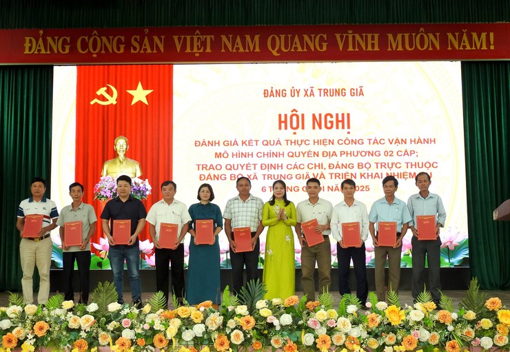 ĐẢNG BỘ TRUNG GIÃ TRAO QUYẾT ĐỊNH THÀNH LẬP CÁC CHI, ĐẢNG BỘ TRỰC THUỘC VÀ ĐÁNH GIÁ KẾT QUẢ CÔNG TÁC VẬN HÀNH MÔ HÌNH CHÍNH QUYỀN ĐỊA PHƯƠNG 02 CẤP - Ảnh 6.