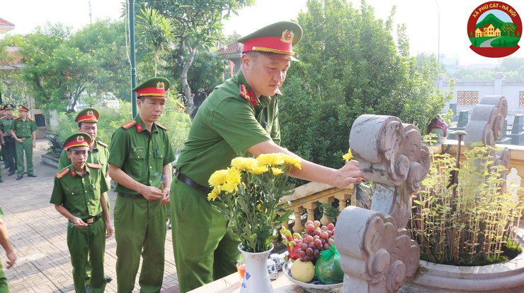 Công an xã Phú Cát tổ chức dâng hương tại các nghĩa trang liệt sỹ nhân kỷ niệm 78 năm ngày thương binh – liệt sỹ (27/7/1947 – 27/7/2025)

- Ảnh 4.