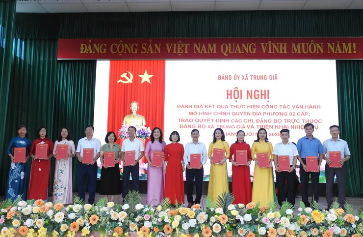 ĐẢNG BỘ TRUNG GIÃ TRAO QUYẾT ĐỊNH THÀNH LẬP CÁC CHI, ĐẢNG BỘ TRỰC THUỘC VÀ ĐÁNH GIÁ KẾT QUẢ CÔNG TÁC VẬN HÀNH MÔ HÌNH CHÍNH QUYỀN ĐỊA PHƯƠNG 02 CẤP - Ảnh 5.