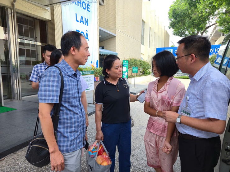 Phường Kim Liên kịp thời phối hợp ứng cứu một trường hợp thiếu nữ trên nóc toà nhà của Bệnh viện Bạch Mai và hỗ trợ đưa vào Trung tâm Bảo trợ xã hội thành phố Hà Nội- Ảnh 3.