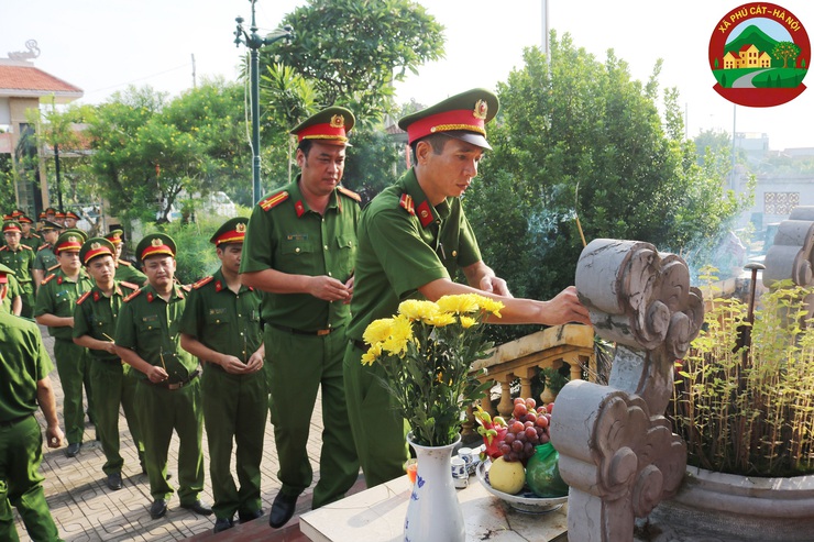 Công an xã Phú Cát tổ chức dâng hương tại các nghĩa trang liệt sỹ nhân kỷ niệm 78 năm ngày thương binh – liệt sỹ (27/7/1947 – 27/7/2025)

- Ảnh 5.