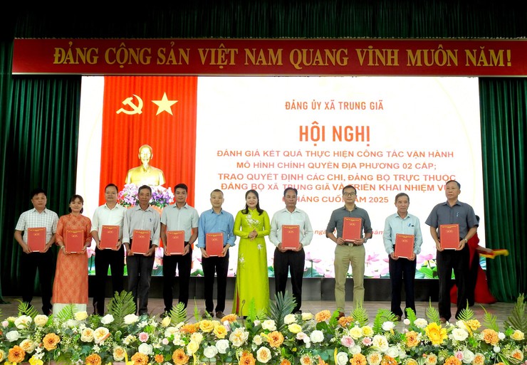 ĐẢNG BỘ TRUNG GIÃ TRAO QUYẾT ĐỊNH THÀNH LẬP CÁC CHI, ĐẢNG BỘ TRỰC THUỘC VÀ ĐÁNH GIÁ KẾT QUẢ CÔNG TÁC VẬN HÀNH MÔ HÌNH CHÍNH QUYỀN ĐỊA PHƯƠNG 02 CẤP - Ảnh 4.