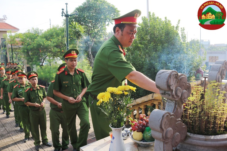 Công an xã Phú Cát tổ chức dâng hương tại các nghĩa trang liệt sỹ nhân kỷ niệm 78 năm ngày thương binh – liệt sỹ (27/7/1947 – 27/7/2025)

- Ảnh 6.