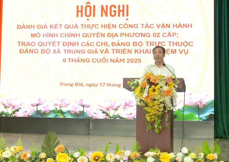 ĐẢNG BỘ TRUNG GIÃ TRAO QUYẾT ĐỊNH THÀNH LẬP CÁC CHI, ĐẢNG BỘ TRỰC THUỘC VÀ ĐÁNH GIÁ KẾT QUẢ CÔNG TÁC VẬN HÀNH MÔ HÌNH CHÍNH QUYỀN ĐỊA PHƯƠNG 02 CẤP - Ảnh 7.