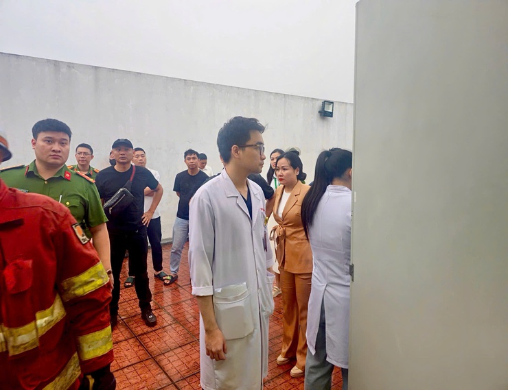Phường Kim Liên kịp thời phối hợp ứng cứu một trường hợp thiếu nữ trên nóc toà nhà của Bệnh viện Bạch Mai và hỗ trợ đưa vào Trung tâm Bảo trợ xã hội thành phố Hà Nội- Ảnh 2.