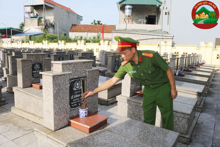Công an xã Phú Cát tổ chức dâng hương tại các nghĩa trang liệt sỹ nhân kỷ niệm 78 năm ngày thương binh – liệt sỹ (27/7/1947 – 27/7/2025)

- Ảnh 8.