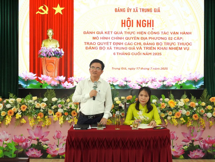 ĐẢNG BỘ TRUNG GIÃ TRAO QUYẾT ĐỊNH THÀNH LẬP CÁC CHI, ĐẢNG BỘ TRỰC THUỘC VÀ ĐÁNH GIÁ KẾT QUẢ CÔNG TÁC VẬN HÀNH MÔ HÌNH CHÍNH QUYỀN ĐỊA PHƯƠNG 02 CẤP - Ảnh 1.