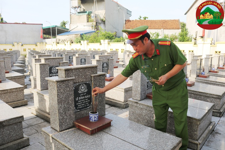 Công an xã Phú Cát tổ chức dâng hương tại các nghĩa trang liệt sỹ nhân kỷ niệm 78 năm ngày thương binh – liệt sỹ (27/7/1947 – 27/7/2025)

- Ảnh 9.