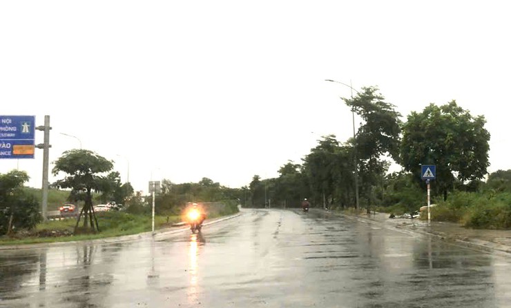 Bão số 3 mạnh lên cấp 11, tăng thêm 2 cấp trong ngày, một số nhà ở trên địa bàn xã Bát Tràng đã bị tốc mái- Ảnh 1.