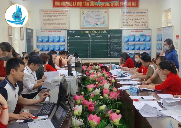 Ngành Giáo dục phường Long Biên nghiêm túc thực hiện công tác tuyển sinh trực tiếp năm học 2025–2026- Ảnh 4.