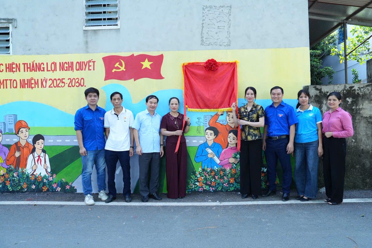 Xã Vân Đình: Gắn biển công trình Thanh niên “Tranh tường bích họa” chào mừng Đại hội Đảng bộ xã lần thứ I- Ảnh 1.