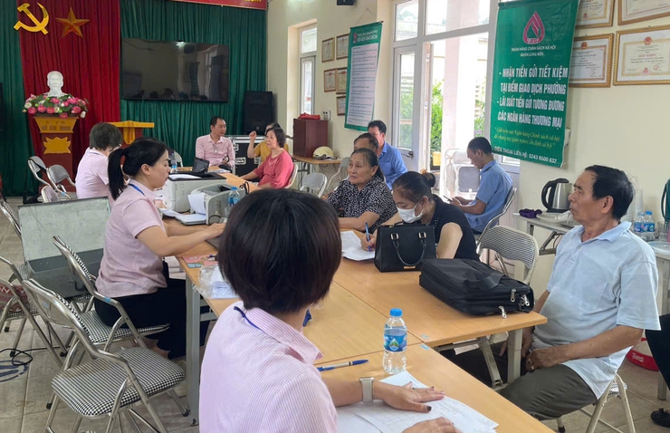 Ngân hàng Chính sách xã hội tổ chức giao ban và giao dịch tháng 7/2025 trên địa bàn phường Long Biên- Ảnh 3.