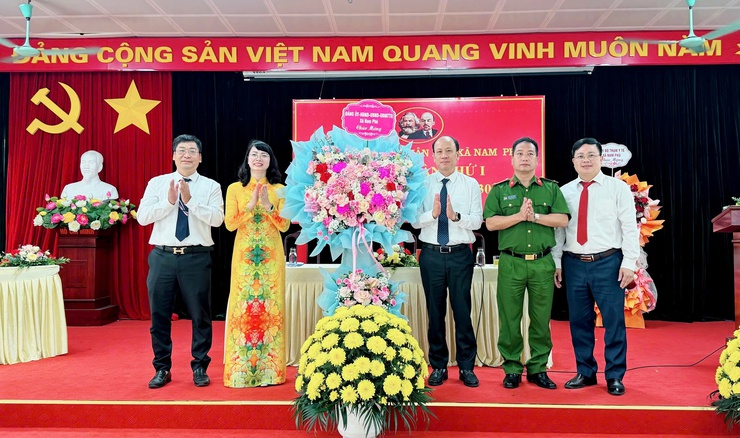 Đảng bộ UBND xã Nam Phù quyết tâm đổi mới, đoàn kết vững vàng, kiến tạo tương lai- Ảnh 1.