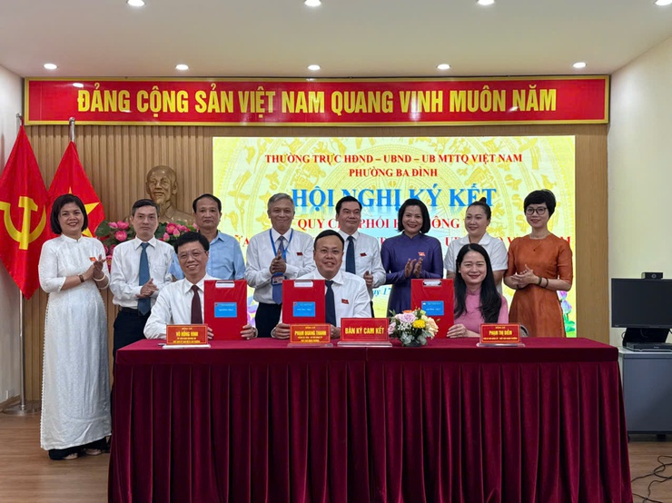 PHƯỜNG BA ĐÌNH TỔ CHỨC THÀNH CÔNG HỘI NGHỊ KÝ KẾT QUY CHẾ PHỐI HỢP CÔNG TÁC GIỮA THƯỜNG TRỰC HĐND, UBND VÀ ỦY BAN MTTQ VIỆT NAM PHƯỜNG GIAI ĐOẠN 2025 – 2026- Ảnh 1.