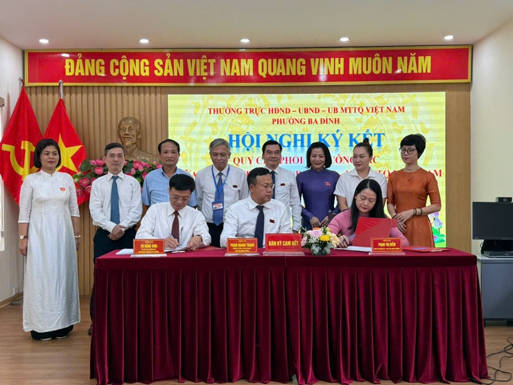 PHƯỜNG BA ĐÌNH TỔ CHỨC THÀNH CÔNG HỘI NGHỊ KÝ KẾT QUY CHẾ PHỐI HỢP CÔNG TÁC GIỮA THƯỜNG TRỰC HĐND, UBND VÀ ỦY BAN MTTQ VIỆT NAM PHƯỜNG GIAI ĐOẠN 2025 – 2026- Ảnh 2.