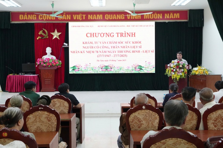 Phường Tây Tựu khám, tư vấn chăm sóc sức khỏe cho người có công và thân nhân liệt sĩ- Ảnh 1.