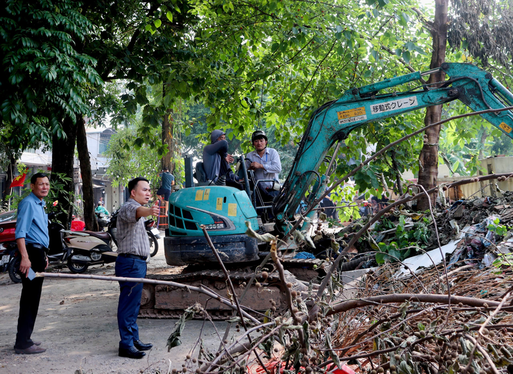 Phường Tây Tựu ra quân đảm bảo trật tự đô thị, an toàn giao thông và vệ sinh môi trường- Ảnh 1.